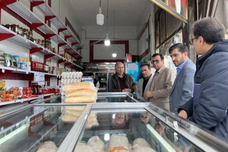 حضور مهندس گلشنی، مدیرکل صمت استان و بازرگان، رئیس اتاق اصناف مرکز استان در سطح بازار و نظارت بر نحوه عرضه اقلام اساسی