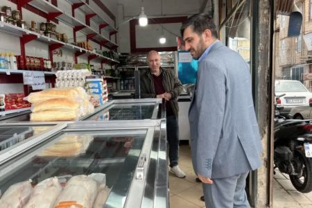 حضور مدیرکل صنعت، معدن و تجارت استان در سطح بازار و نظارت بر نحوه عرضه اقلام اساسی